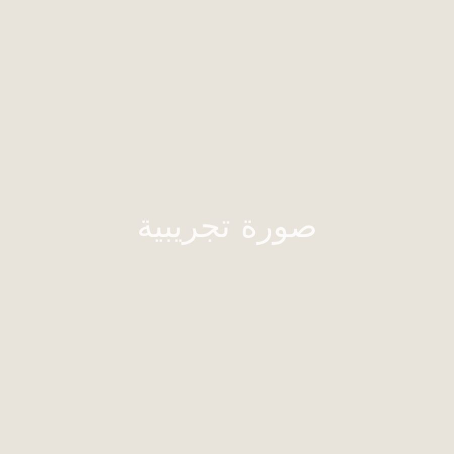 بلايستيشن 5 مع يدّتين